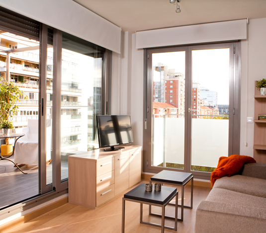 Proinca te ofrece pisos amueblados de alquiler en Madrid con salones con muebles modernos, funcionales y acogedores