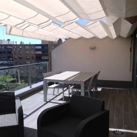 Amplia terraza amueblada del Ático del Edificio Proinca Infanta Mercedes de Madrid 