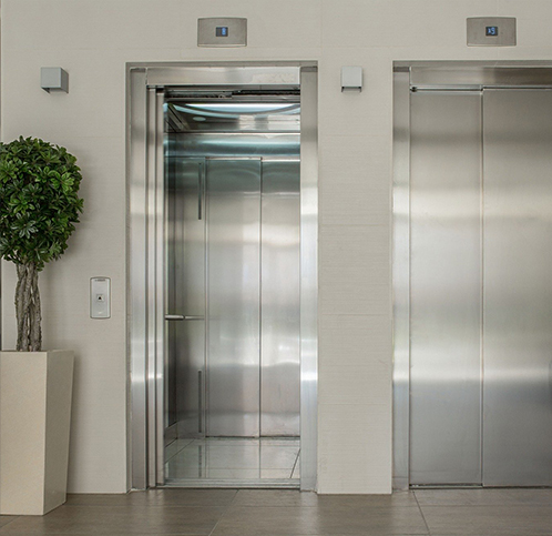 Primer plano de la puerta de acceso a un ascensor para introducir que el uso del ascensor es una situación de riesgo durante la pandemia COVID-19.