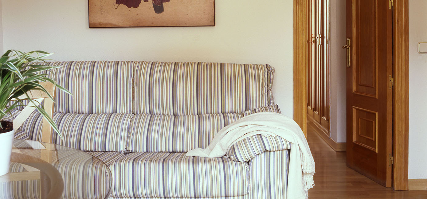 Acogedor salón con sofí¡ de tela muy cómodo, suelos de madera y cuidados detalles