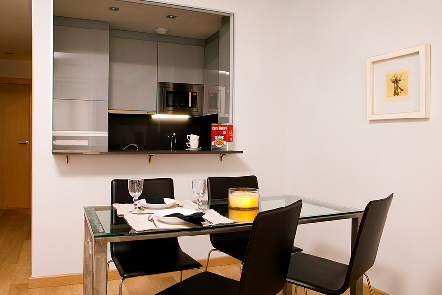 Vista de la cocina y comedor del apartamento de 1 habitación del Edificio Proinca Infanta Mercedes de Madrid  