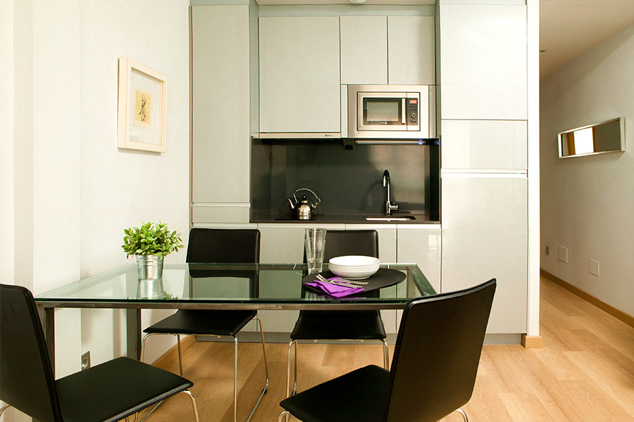 Vista comedor y cocina del apartamento de 2 habitaciones del Edificio Proinca Infanta Mercedes de Madrid