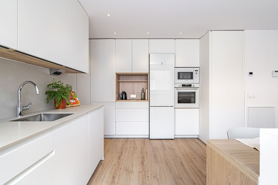 Cocina equipada del piso dúplex de 4 habitaciones de alquiler en Cuatro Caminos, Madrid.