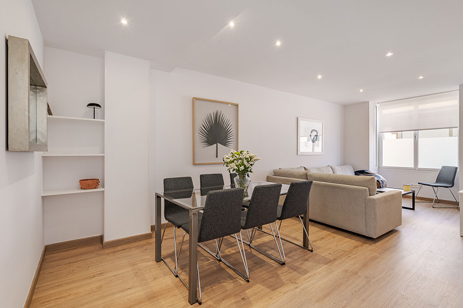 Comedor del piso dúplex de 4 habitaciones de alquiler en calle Dulcinea 39 de Madrid.