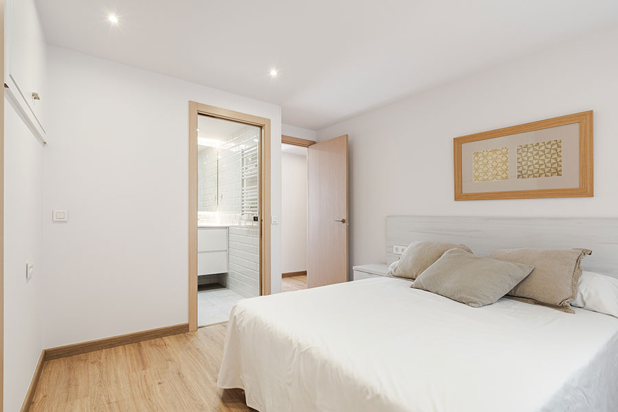 Dormitorio suite 1 con baño privado en piso de 4 habitaciones de alquiler enCuatro Caminos, Madrid.