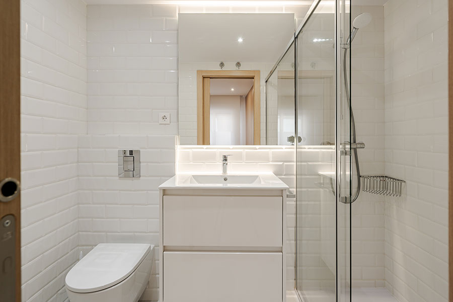 Baño del dormitorio 2 del piso de 4 habitaciones de alquiler en Cuatro Caminos, Madrid.