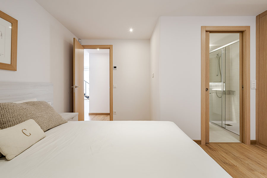 Detalle del dormitorio suite 2 del piso de alquiler en calle Dulcinea 39 de Madrid.