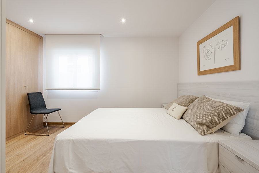 Dormitorio suite 2 con baño privado en piso de 4 habitaciones en alquiler en Cuatro Caminos, Madrid.
