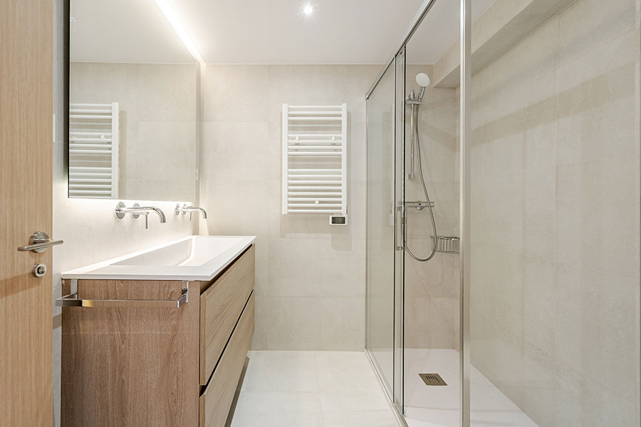 Baño del dormitorio 3 del piso de 4 habitaciones de alquiler en Cuatro Caminos, Madrid.