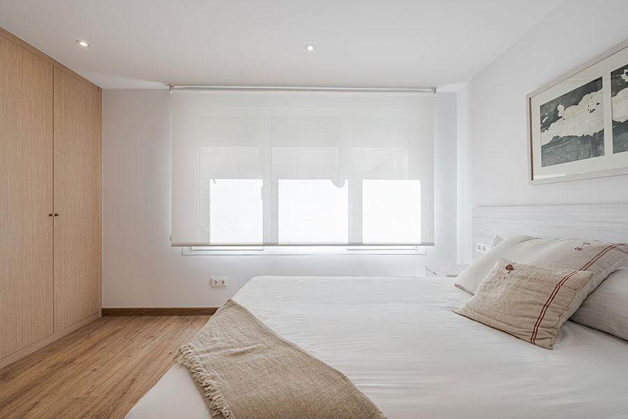 Dormitorio suite 3 con baño privado en piso de 4 habitaciones de alquiler en Cuatro Caminos, Madrid.
