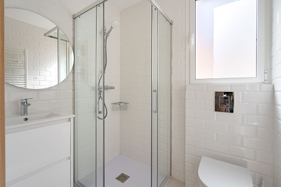 Baño del dormitorio 1 del apartamento de 4 habitaciones en Cuatro Caminos, Madrid.