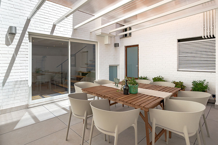 Patio del piso dúplex de 4 habitaciones de alquiler en Cuatro Caminos, Madrid.