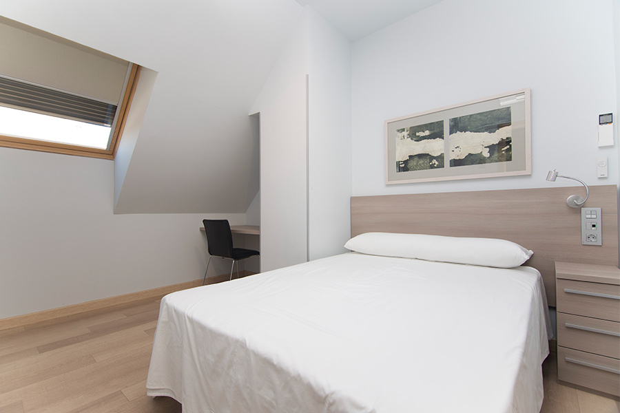 Habitación matrimonio del apartamento abuhardillado de 2 habitaciones del Edificio Proinca Infanta Mercedes de Madrid  