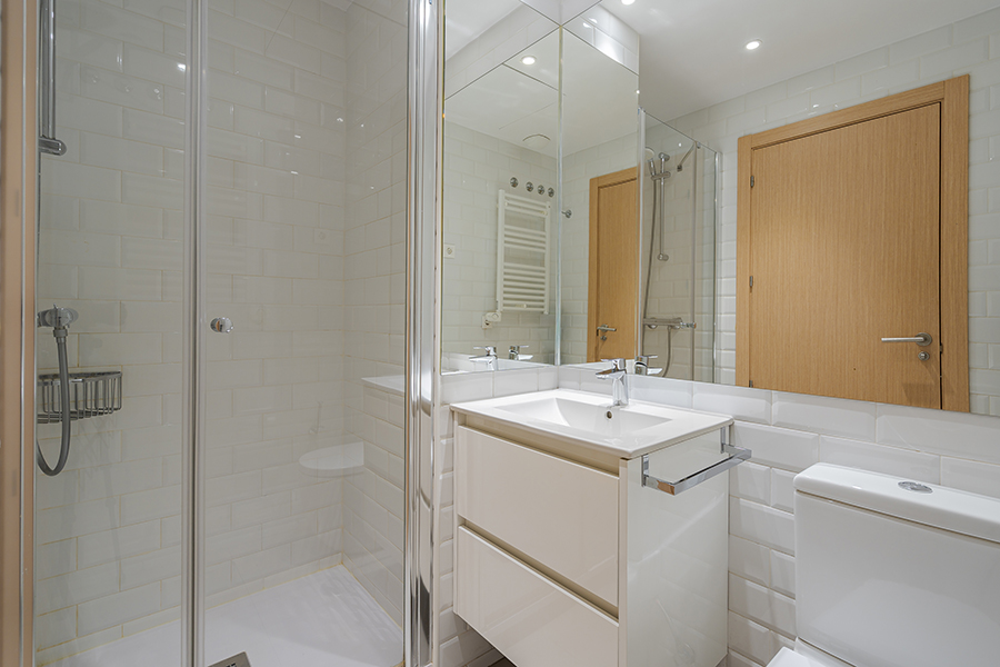 Baño del piso de 3 habitaciones en alquiler en Chamberí, Madrid.