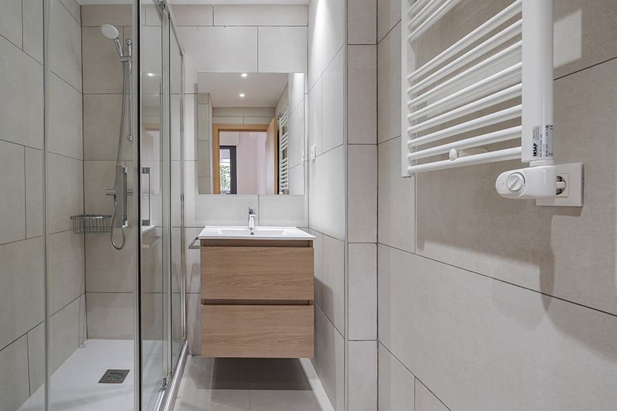 Detalle del baño privado del dormitorio en suite del piso de 3 habitaciones en Chamberí, Madrid.
