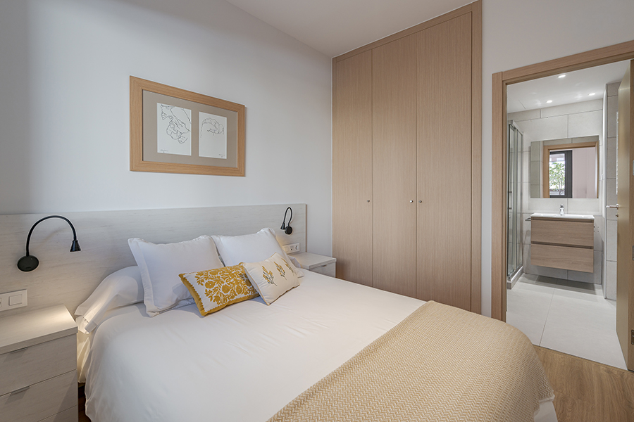 Baño privado del dormitorio en suite del piso de 3 habitaciones en alquiler en Chamberí, Madrid.