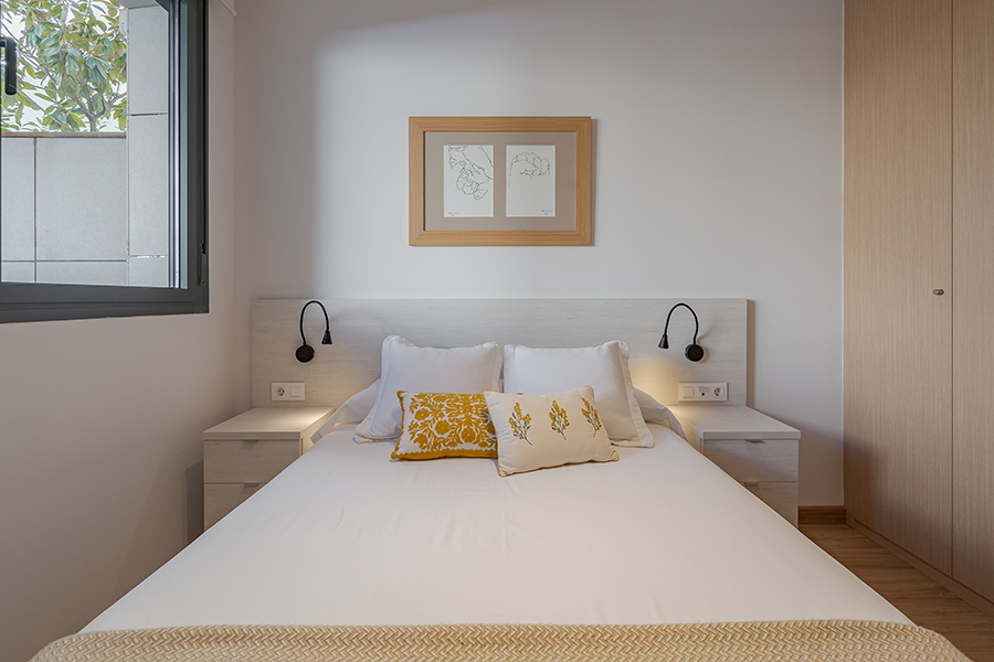 Detalle del dormitorio en suite del piso de 3 habitaciones en alquiler en Chamberí, Madrid.