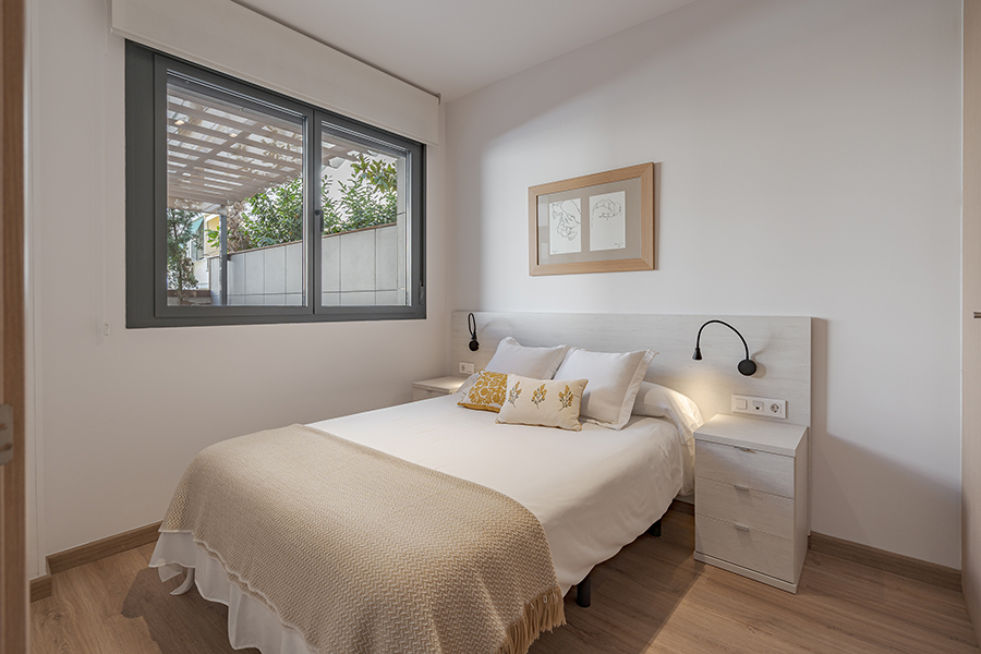 Dormitorio en suite del piso de 3 habitaciones en alquiler en Chamberí, Madrid.