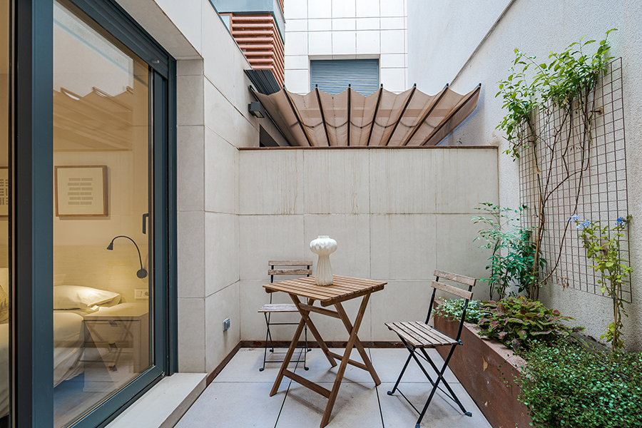 Patio privado del piso de 3 habitaciones en alquiler en Chamberí, Madrid.