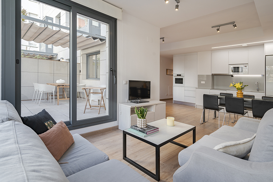 Salón con cocina abierta del piso de 3 habitaciones en alquiler en Chamberí, Madrid.