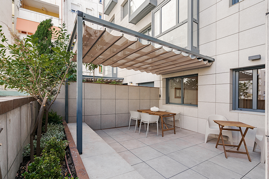 Detalle de la terraza privada del piso de 3 habitaciones en alquiler en Chamberí, Madrid.