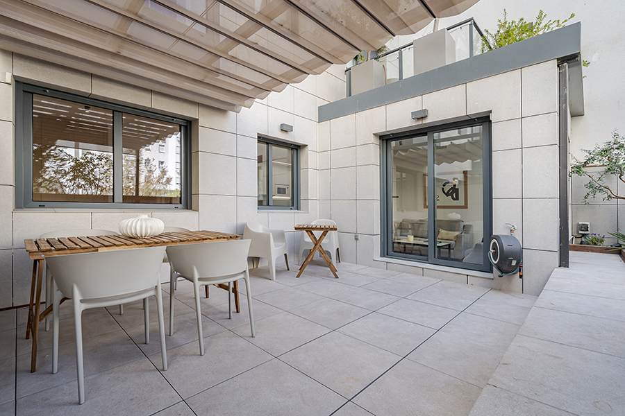Terraza privada del piso de 3 habitaciones en alquiler en Chamberí, Madrid.