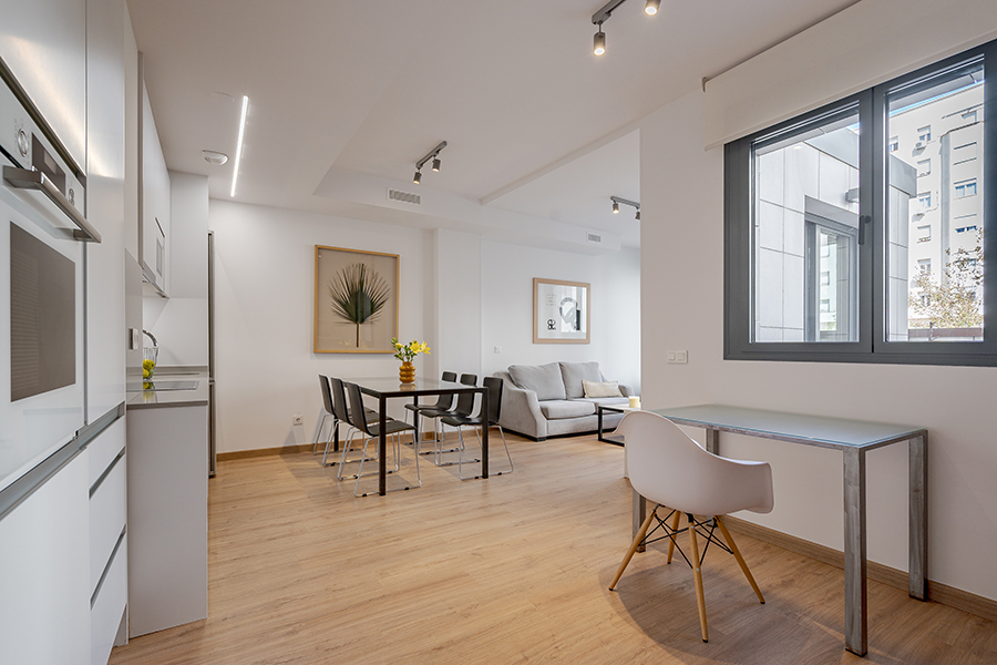 Zona de escritorio del piso de 3 habitaciones en alquiler en Chamberí, Madrid.