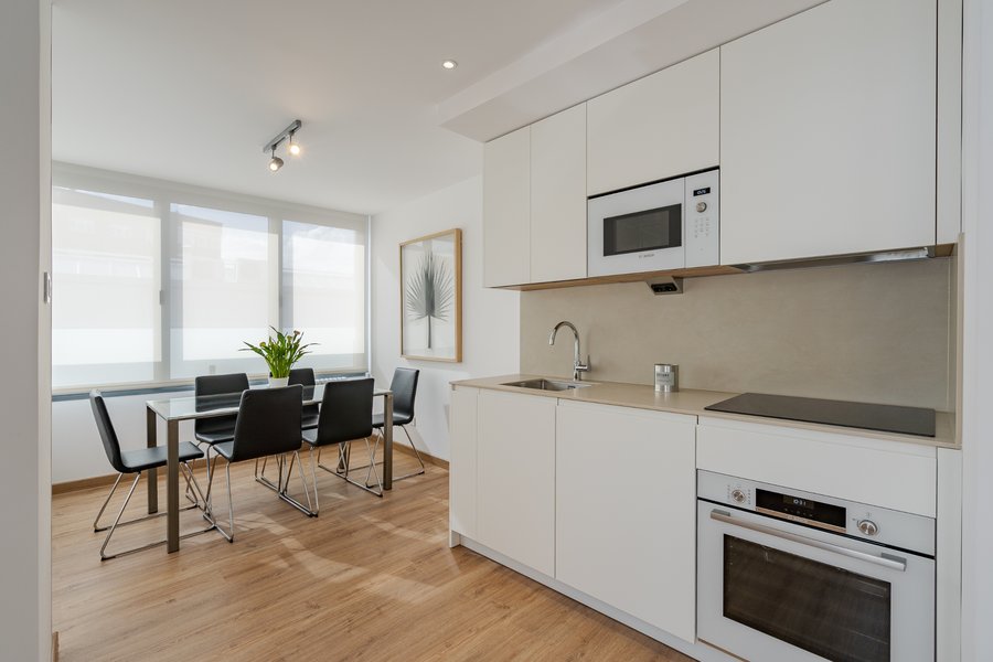 Vista de la cocina y comedor del apartamento de alquiler en calle Los Molinos 1, Tetuán, Madrid.