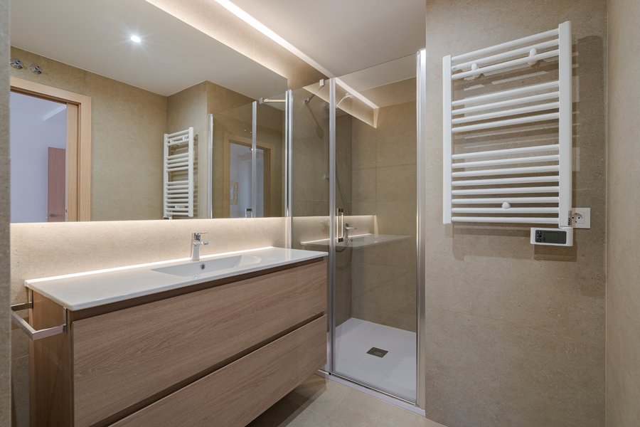 Baño del dormitorio 1 del piso de 3 habitaciones en alquiler en calle Los Molinos 1, Tetuán, Madrid.