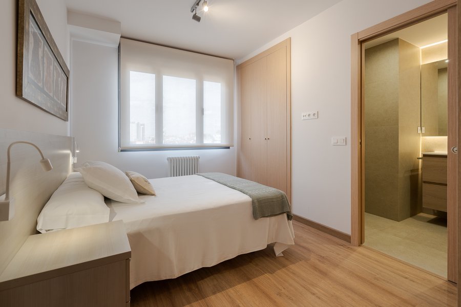 Dormitorio suite 1 del piso de 3 habitaciones de alquiler en calle Los Molinos 1, Tetuán, Madrid.