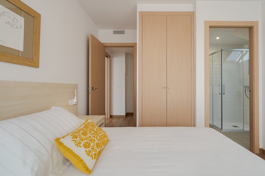 Detalle de la habitación en suite del piso en alquiler en el barrio de Estrecho de Madrid.