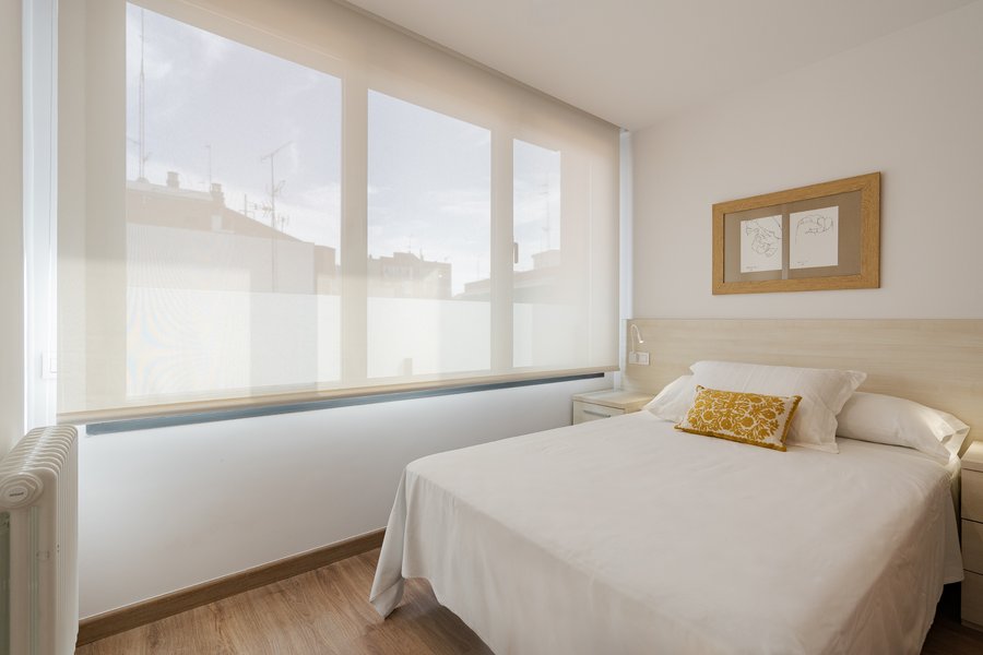 Dormitorio suite 2 con baño privado en piso de 3 habitaciones en alquiler en Estrecho, Madrid.