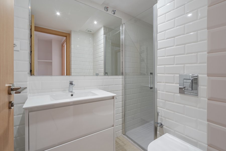 Baño del dormitorio 3 del piso de 3 habitaciones de alquiler en calle Los Molinos 1, Madrid.