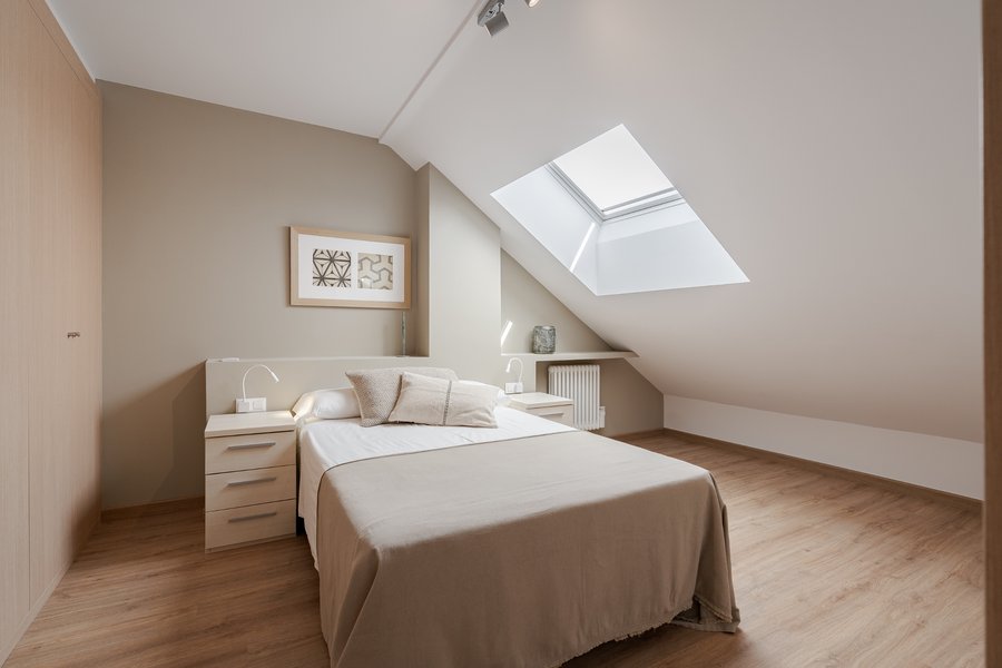 Dormitorio suite 3 con baño privado en piso de 3 habitaciones de alquiler en calle Los Molinos 1, Madrid.