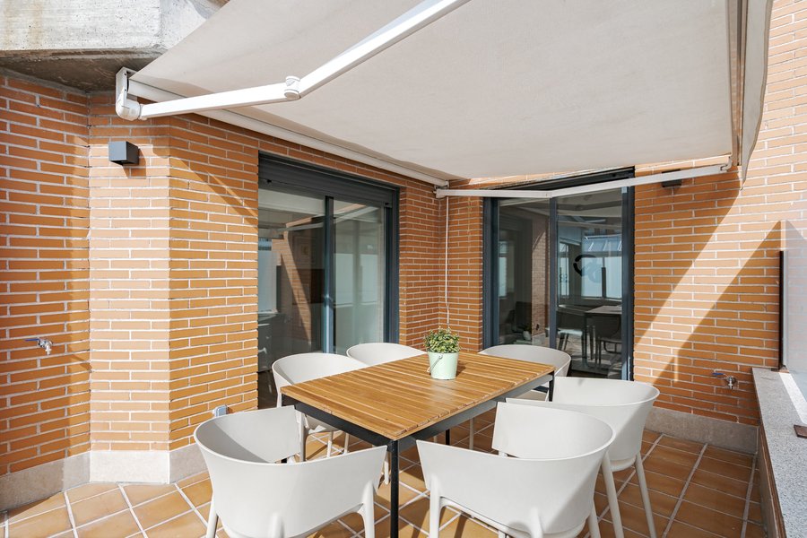Detalle de la terraza del piso de 3 habitaciones en el barrio de Estrecho, en Tetuán, Madrid.