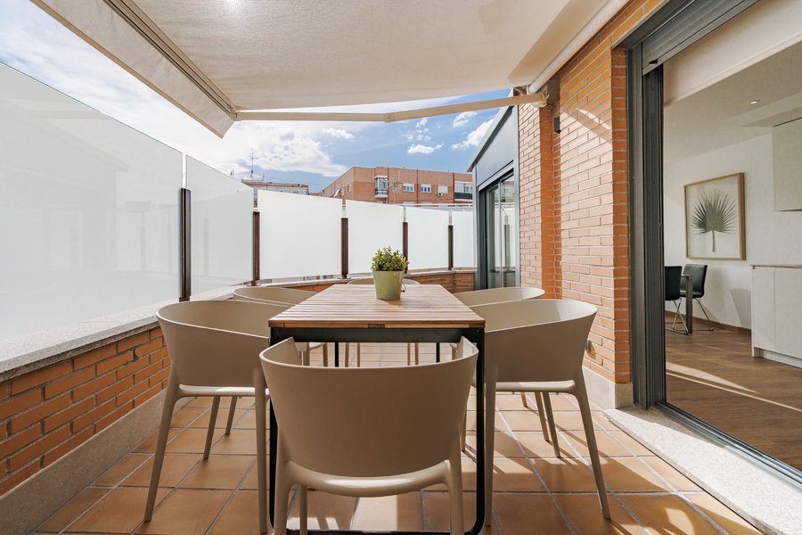 Terraza del piso de 3 habitaciones de alquiler en el barrio de Estrecho, en Tetuán, Madrid.