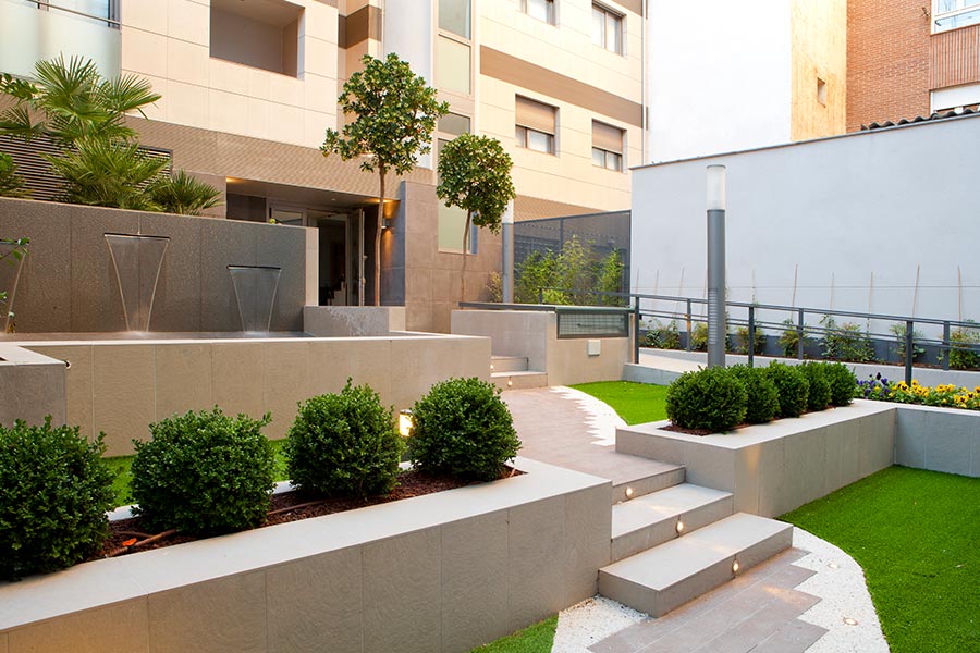 Perspectiva del jardí­n del Edificio Proinca Infanta Mercedes de Madrid