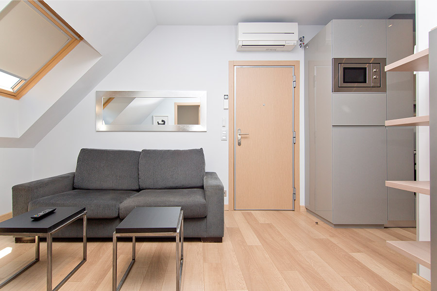 Salón del apartamento abuhardillado de 2 habitaciones del Edificio Proinca Infanta Mercedes de Madrid  