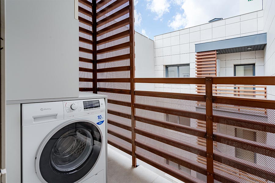 Detalle de la terraza lavadero con lavadora-secadora del í¡tico puerta A del Edificio Proinca Moncloa
