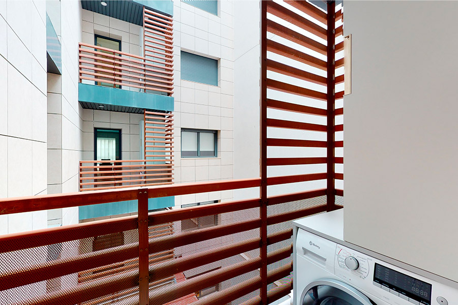 Detalle de la terraza lavadero con lavadora-secadora del piso de 1 habitación puerta D del Edificio Proinca Moncloa