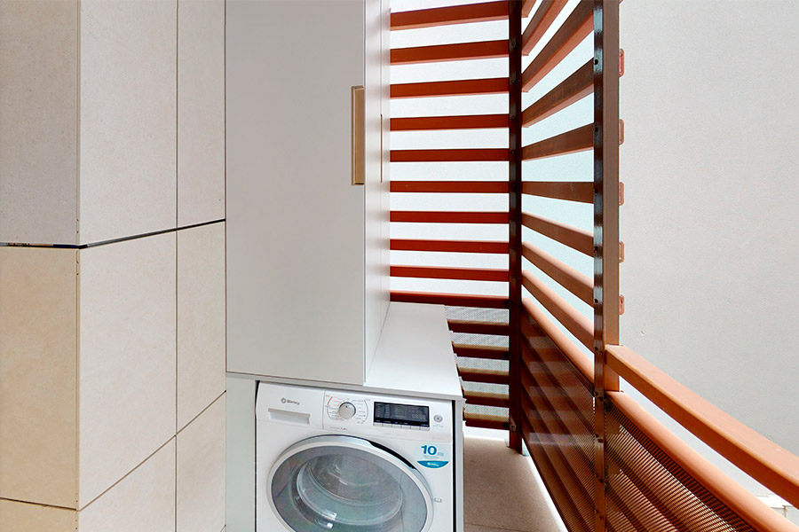 Detalle de la terraza lavadero con lavadora-secadora del piso de 1 habitación puerta F del Edificio Proinca Moncloa