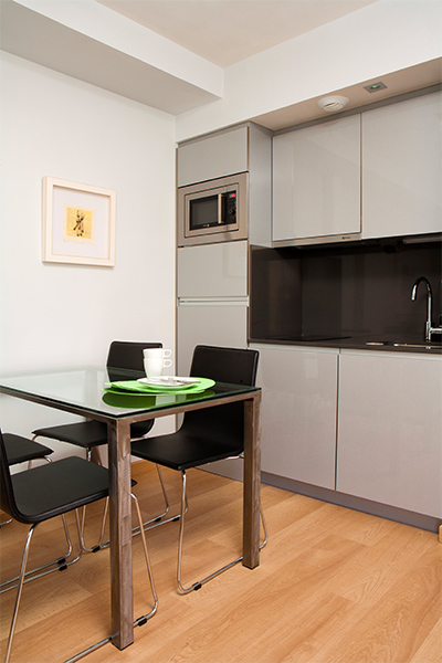 Vista de la cocina y comedor del apartamento de 1 habitación del Edificio Proinca Infanta Mercedes de Madrid  