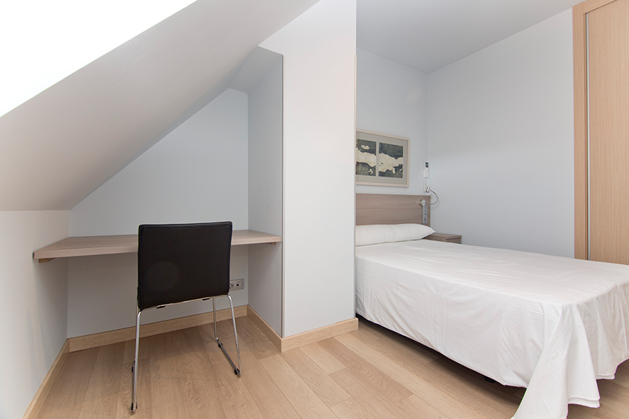 Habitación individual del apartamento abuhardillado de 2 habitaciones del Edificio Proinca Infanta Mercedes de Madrid  