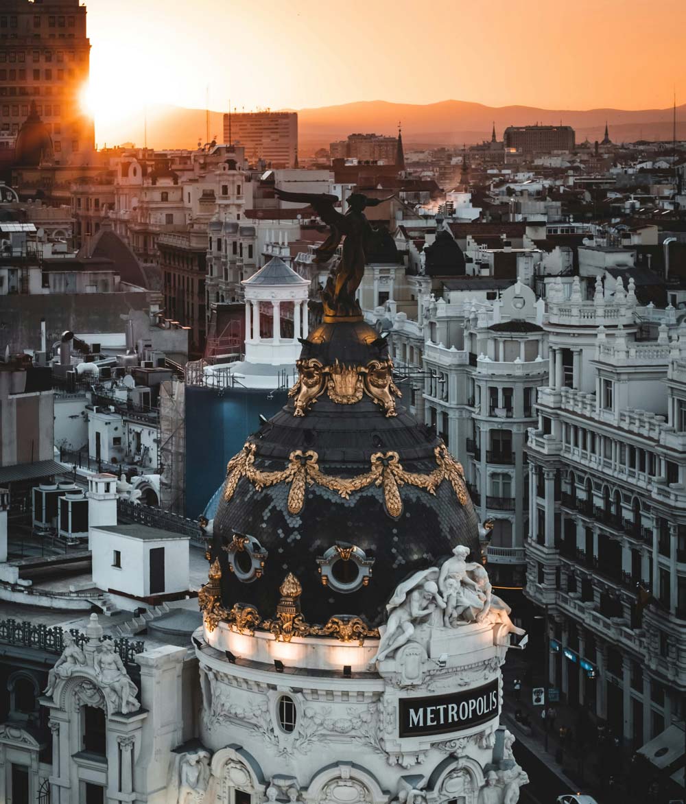 Estatuas en los cielos de madrid