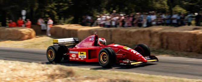 Fernando Alonso y sus 110 ferrari corriendo por madrid
