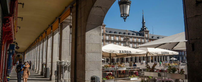Las mejores plazas de Madrid donde sentarse a la sombra