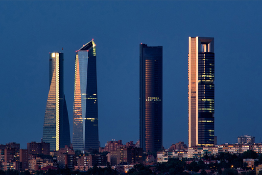 Primer plano del parque empresarial Cuatro Torres Business Area para introducir la ventaja de alquilar en las mejores zonas de Madrid.