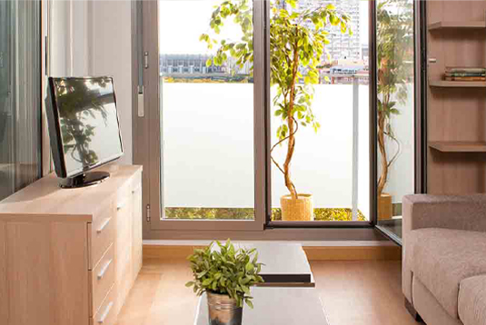 Primer plano de una sala de estar para introducir los servicios opcionales al alquiler que ofrece Proinca.
